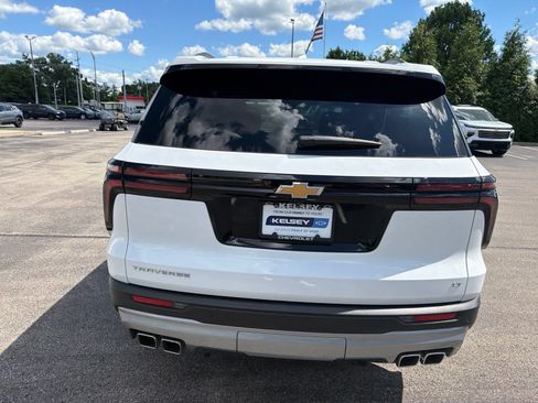 Used 2024 Chevrolet Traverse LT FWD image 4