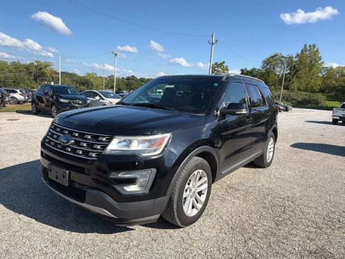 Used 2016 Ford Explorer XLT FWD image 2