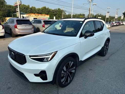 Used 2024 Volvo XC40 B5 Plus w/ Protection Package Premier AWD/4WD image 23
