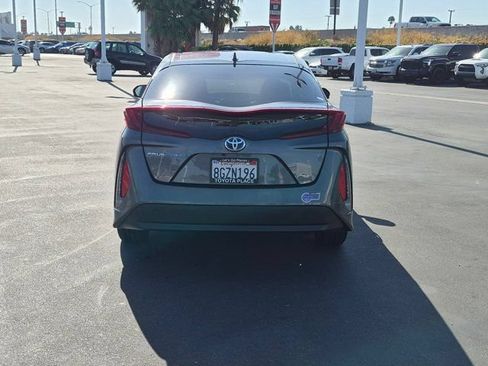 Used 2018 Toyota Prius Prime Premium w/ Carpet Mat Package FWD image 9