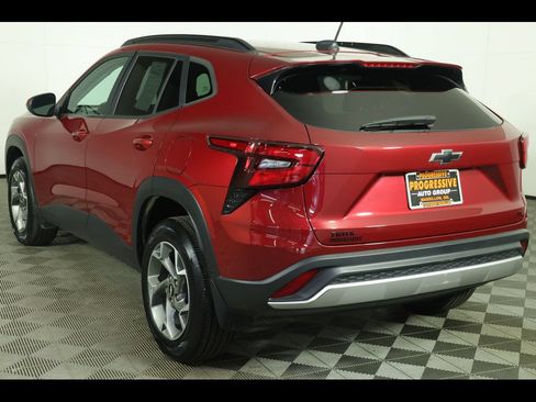 Used 2025 Chevrolet Trax LT w/ LT Convenience Package FWD image 14