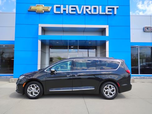 Used 2023 Chrysler Pacifica Limited image 30