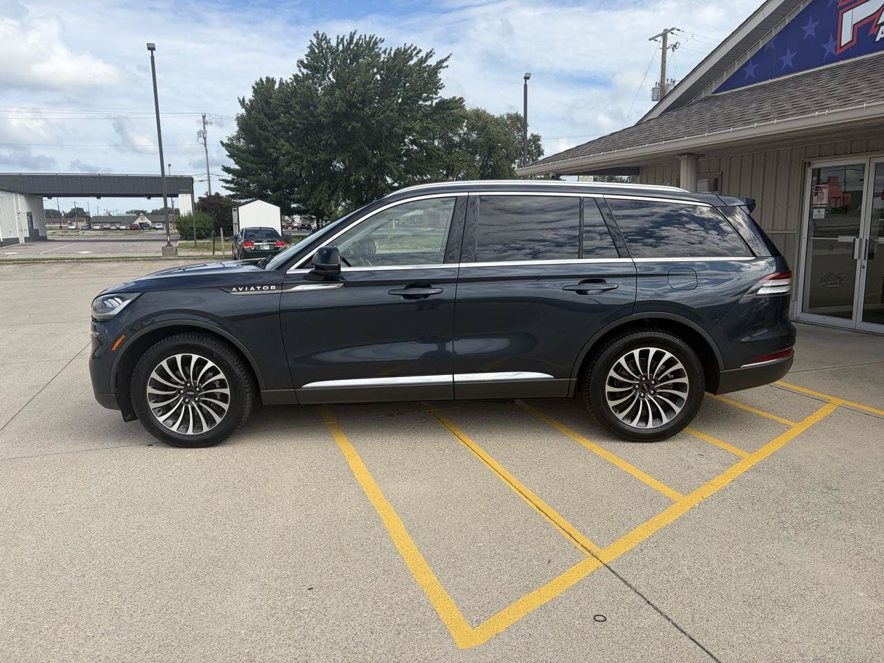 Used 2023 Lincoln Aviator Reserve w/ Class IV Trailer Tow Package AWD/4WD image 4