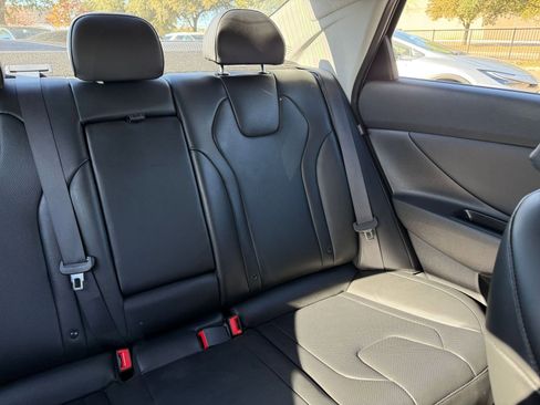 Used 2025 Hyundai Elantra Limited image 37