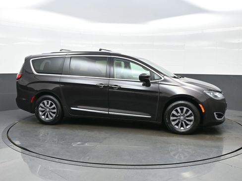 Used 2019 Chrysler Pacifica Touring-L Plus image 7