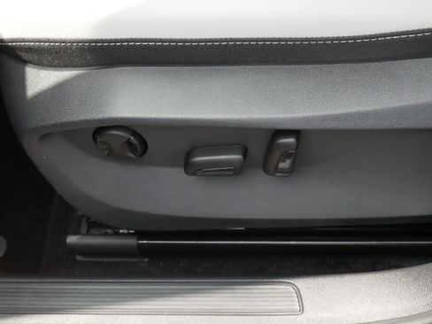 Certified 2025 Volkswagen Taos SE w/ Panoramic Sunroof Package AWD/4WD image 20