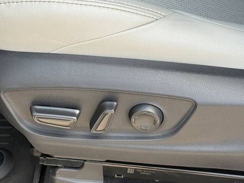 Used 2025 Toyota Tacoma Limited AWD/4WD image 8