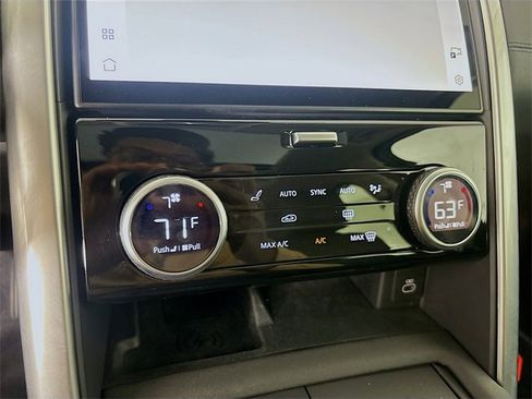 Used 2024 Land Rover Discovery S image 18