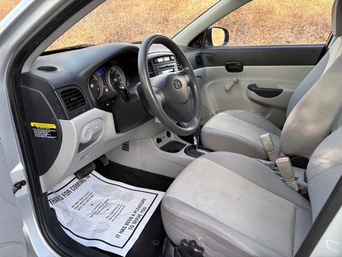 Used 2010 Hyundai Accent GLS image 11