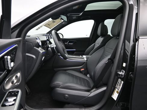 Used 2025 Mercedes-Benz GLC 300 4MATIC image 26