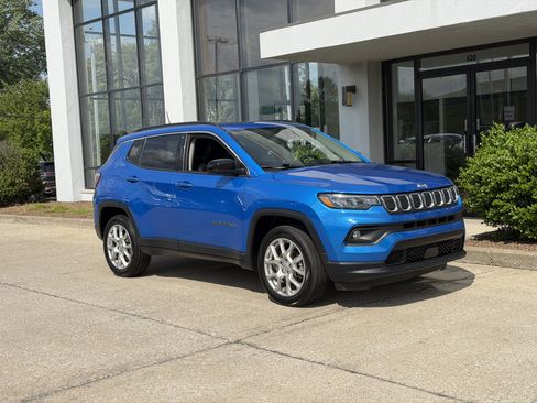 Used 2022 Jeep Compass Latitude w/ Sun and Sound Group AWD/4WD image 2