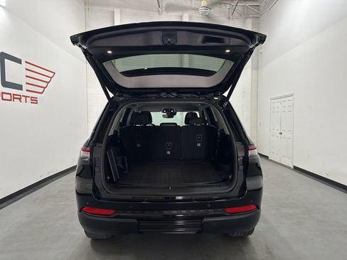 Used 2023 Jeep Grand Cherokee Limited w/ Black Appearance Package AWD/4WD image 14