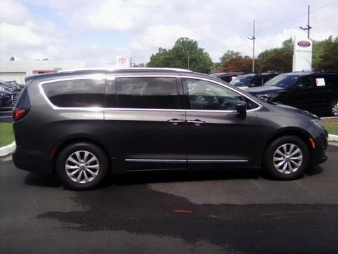 Used 2019 Chrysler Pacifica Touring-L FWD image 2