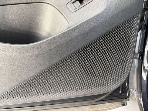 Used 2025 Volkswagen Atlas Cross Sport SE image 21