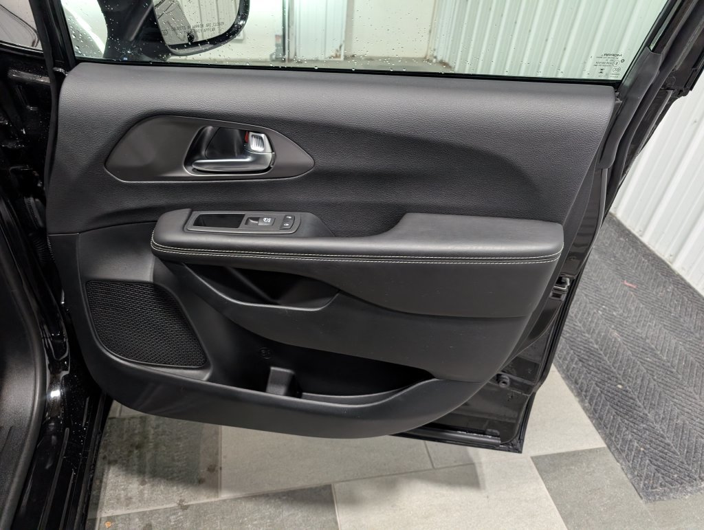Used 2027 Chrysler Pacifica Limited FWD image 27