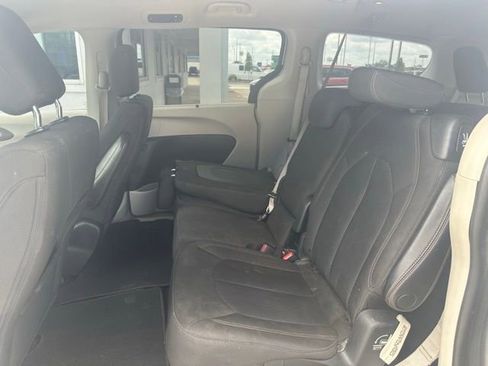 Used 2018 Chrysler Pacifica Touring Plus w/ Tire & Wheel Group FWD image 12