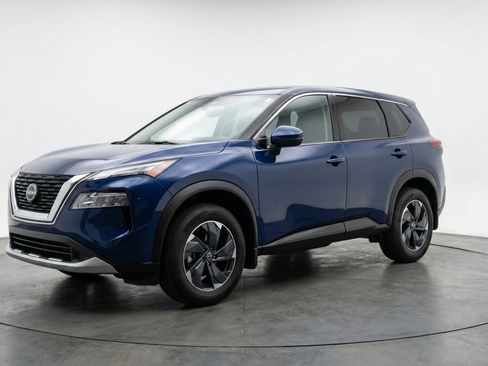 Used 2025 Nissan Rogue SV image 3