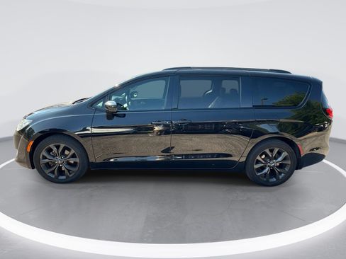 Used 2018 Chrysler Pacifica Touring-L w/ Premium Audio Group FWD image 5