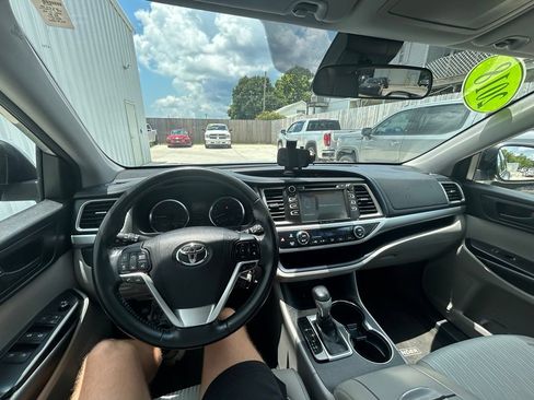 Used 2018 Toyota Highlander Plus w/ Carpet Mat Package (TMS) FWD image 34