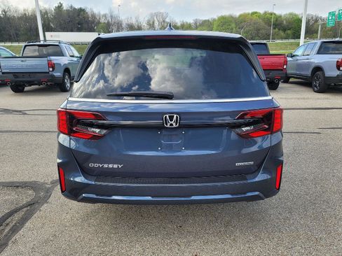New 2026 Honda Odyssey Touring image 4