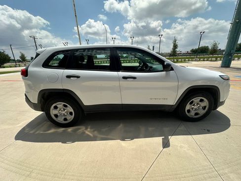 Used 2016 Jeep Cherokee Sport AWD/4WD image 6