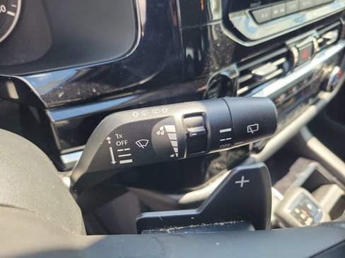 Used 2025 Nissan Pathfinder SV FWD image 28