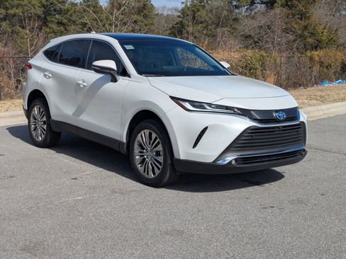 Used 2024 Toyota Venza Limited image 4