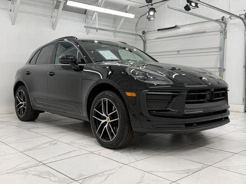 Certified 2025 Porsche Macan image 10