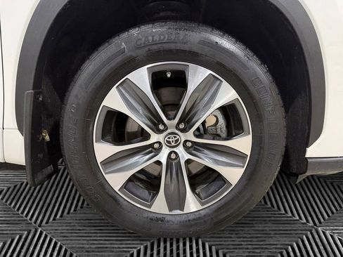 Used 2020 Toyota Highlander XLE AWD/4WD image 11