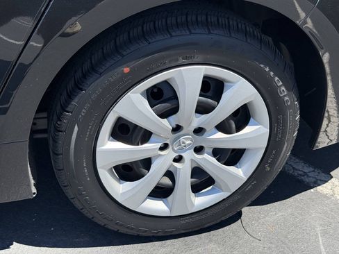 Used 2020 Toyota Corolla LE w/ Carpet Mat Package (TMS) FWD image 11