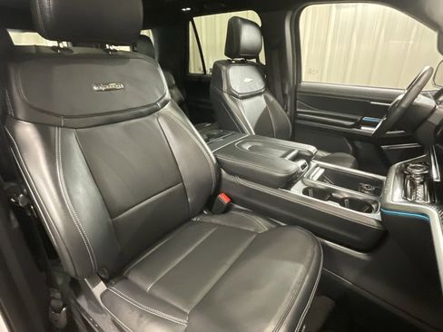 Used 2025 Ford Expedition Max Platinum w/ Stealth Appearance Package image 15