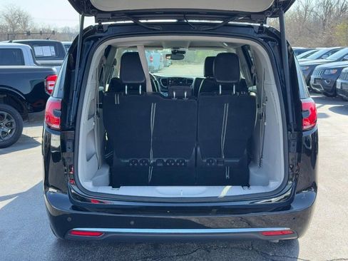 Used 2024 Chrysler Pacifica Touring-L image 5