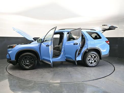 Used 2025 Honda Pilot TrailSport image 35