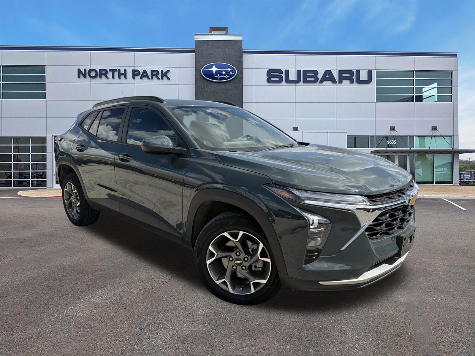 Used 2025 Chevrolet Trax LT w/ Driver Confidence Package FWD image 1