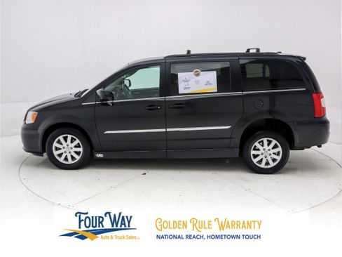 Used 2014 Chrysler Town & Country Touring image 8