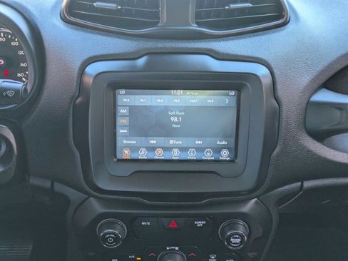 Used 2019 Jeep Renegade Latitude FWD image 28