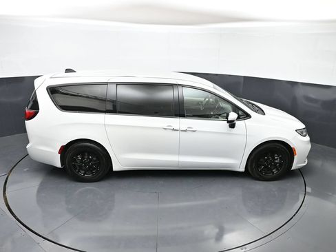 Used 2023 Chrysler Pacifica Touring-L FWD image 40