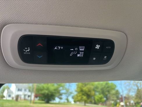 Used 2023 Chrysler Pacifica Touring-L FWD image 21