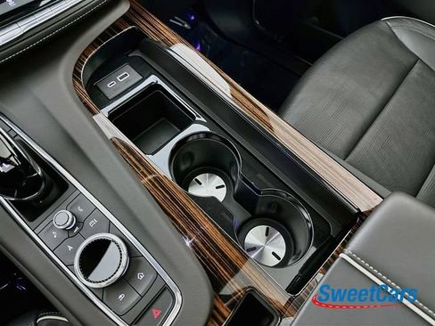 Used 2024 Cadillac Escalade Premium Luxury AWD/4WD image 34