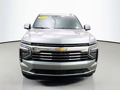 Used 2025 Chevrolet Suburban LT RWD image 2