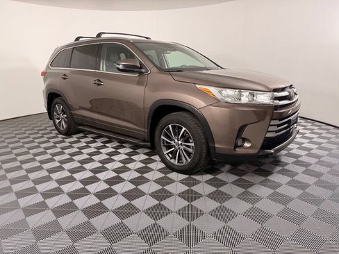 Used 2018 Toyota Highlander XLE AWD/4WD image 5