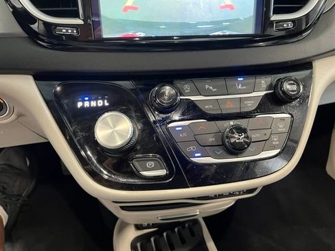 Used 2024 Chrysler Pacifica Touring-L FWD image 27