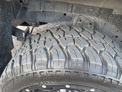 Used 2024 Nissan Titan SV w/ SV Convenience Package image 5