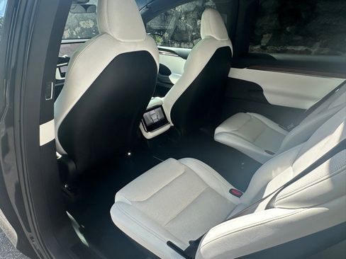 Used 2022 Tesla Model X image 49