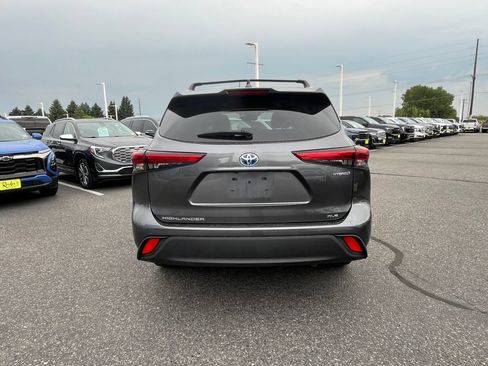 Used 2020 Toyota Highlander XLE AWD/4WD image 2