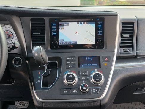 Used 2017 Toyota Sienna SE w/ SE Preferred Package image 21