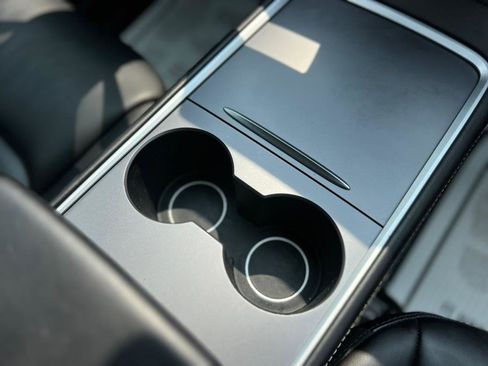 Used 2022 Tesla Model Y Long Range image 18