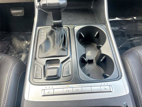 Used 2025 Kia Carnival FWD image 17