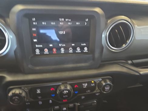 Used 2019 Jeep Wrangler Unlimited Sahara AWD/4WD image 22