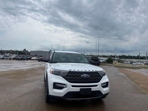 Used 2021 Ford Explorer XLT w/ Equipment Group 202A RWD image 4